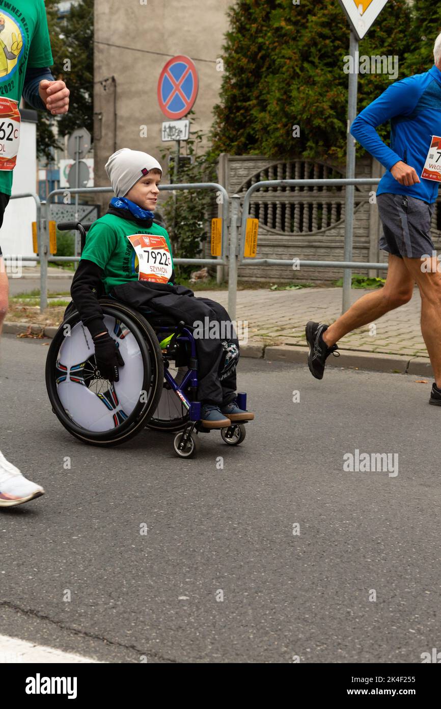 Slesia Marathon 2022, Katowice, Slesia, Polonia. Ottobre 02, 2022. Maratona di Slesia 2022. Maratona di Slesia 2022. Maratoneta che corre attraverso il Th Foto Stock