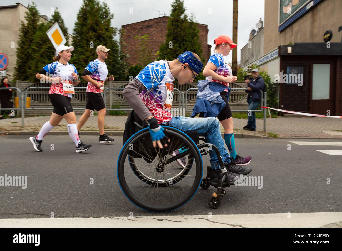 Slesia Marathon 2022, Katowice, Slesia, Polonia. Ottobre 02, 2022. Maratona di Slesia 2022. Maratona di Slesia 2022. Maratoneta che corre attraverso il Th Foto Stock