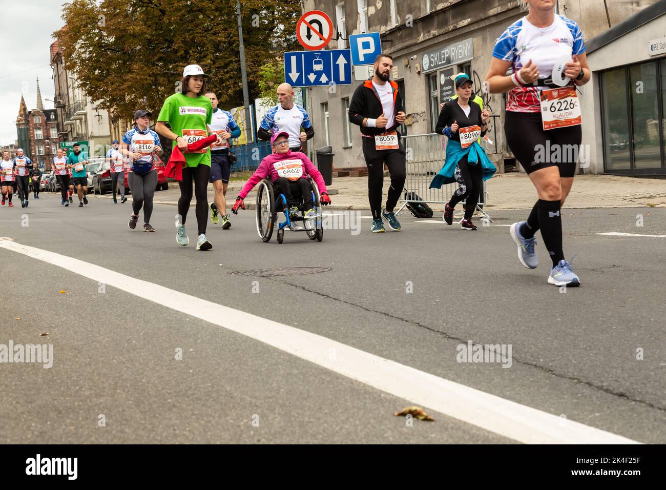 Slesia Marathon 2022, Katowice, Slesia, Polonia. Ottobre 02, 2022. Maratona di Slesia 2022. Maratona di Slesia 2022. Maratoneta che corre attraverso il Th Foto Stock