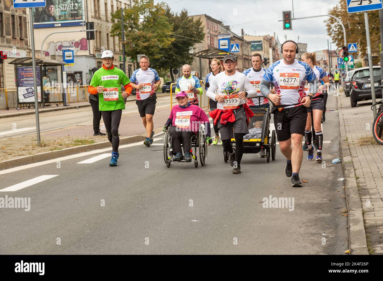 Slesia Marathon 2022, Katowice, Slesia, Polonia. Ottobre 02, 2022. Maratona di Slesia 2022. Maratona di Slesia 2022. Maratoneta che corre attraverso il Th Foto Stock