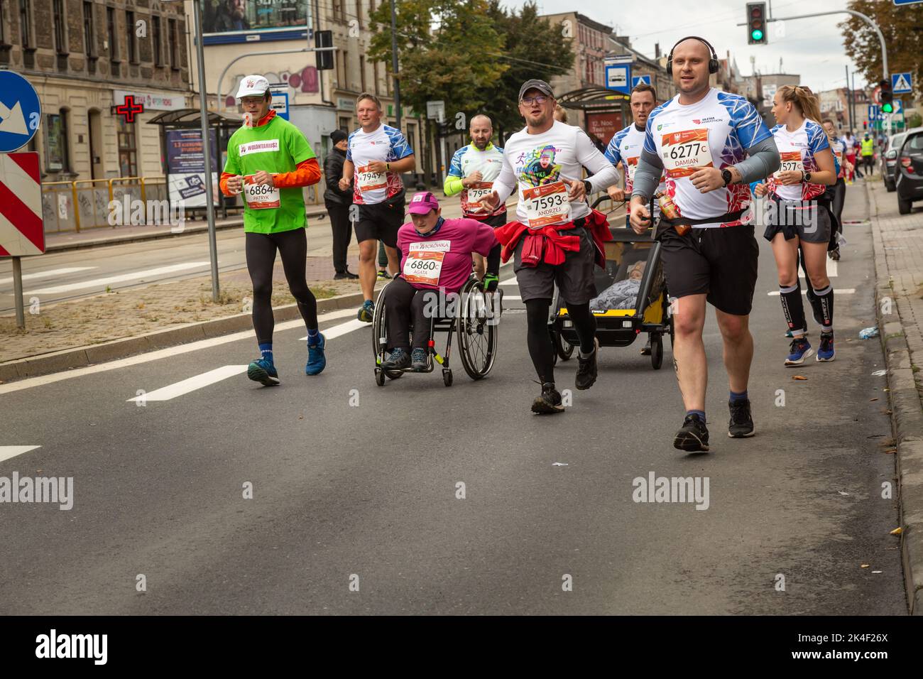 Slesia Marathon 2022, Katowice, Slesia, Polonia. Ottobre 02, 2022. Maratona di Slesia 2022. Maratona di Slesia 2022. Maratoneta che corre attraverso il Th Foto Stock