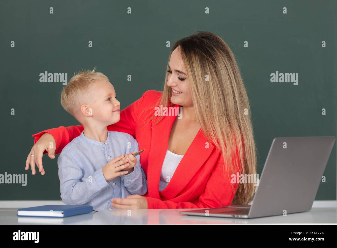 Madre e figlio insieme utilizzando un computer portatile. Scuola bambino imparare istruzione on-line lezione. L'insegnante aiuta i bambini della scuola ad imparare la lezione. Foto Stock