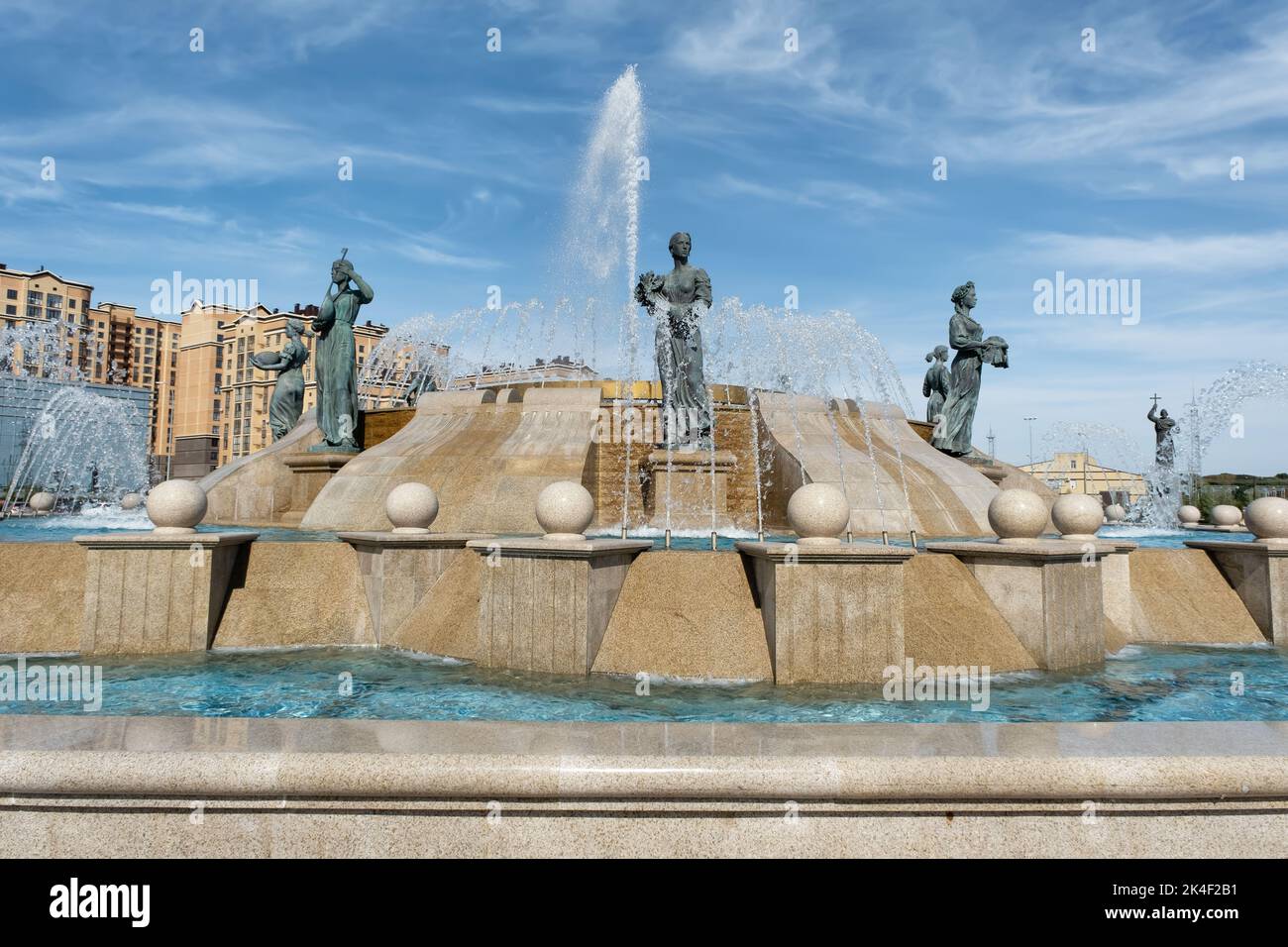 Vista di un giorno delle statue presso la fontana in piazza Vladimir a Stavropol, Russia Foto Stock
