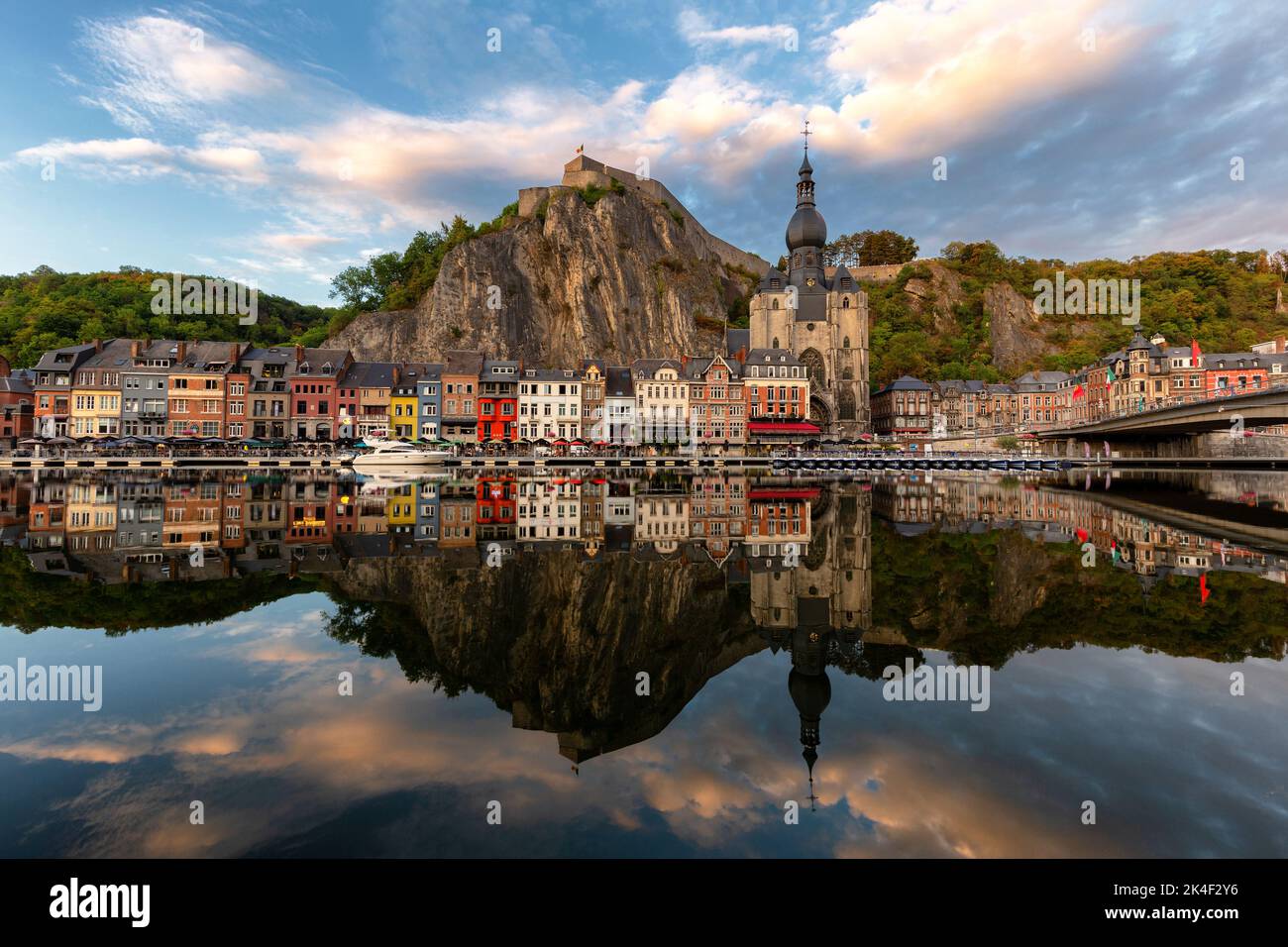 Visualizzazione classica della storica città di Dinant con scenic Fiume Mosa nella bellissima golden luce della sera al tramonto, provincia di Namur, in Vallonia, Belgio Foto Stock