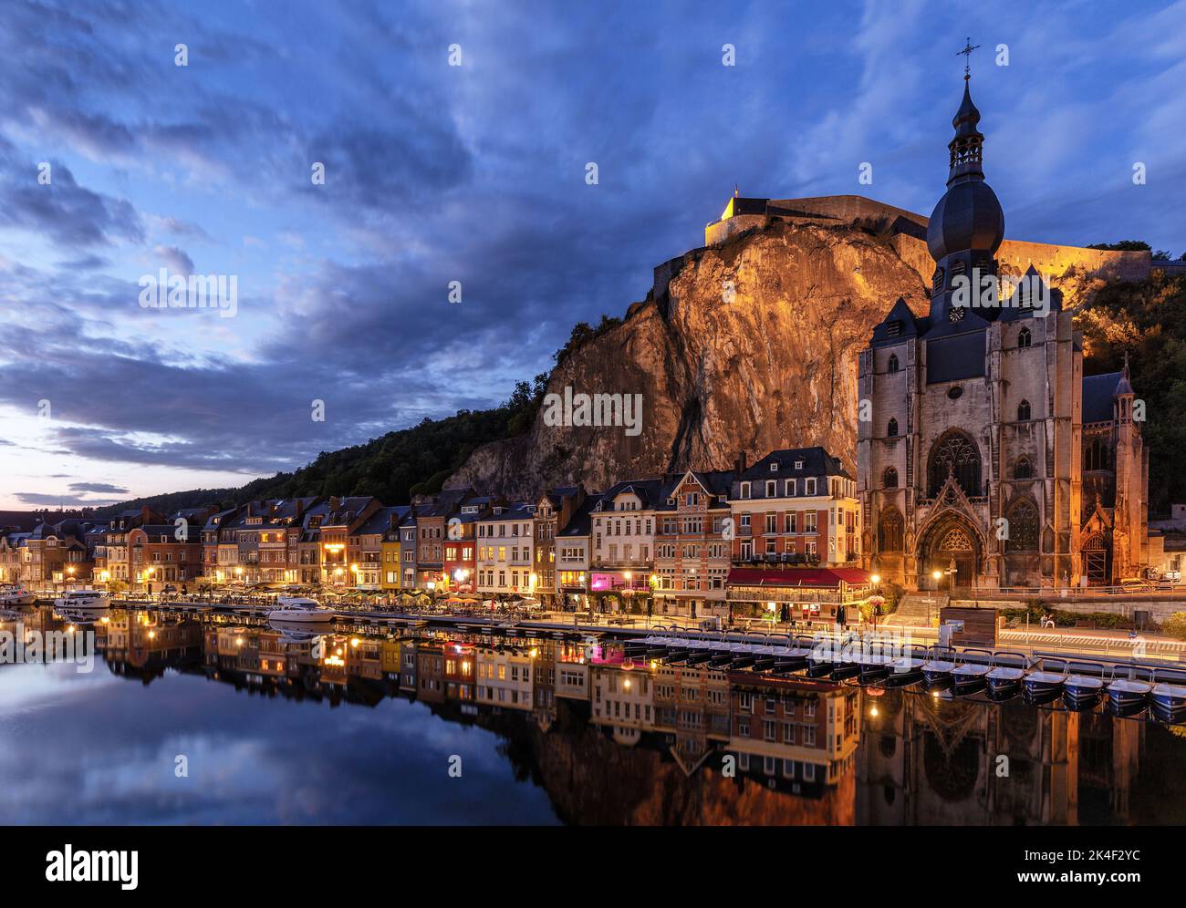 Lunga esposizione del Villaggio di Dinant nella Provincia di Namur e nella Regione Ardenne della Vallonia, Belgio. Il fiume Mosa scorre attraverso Dinant. Foto Stock