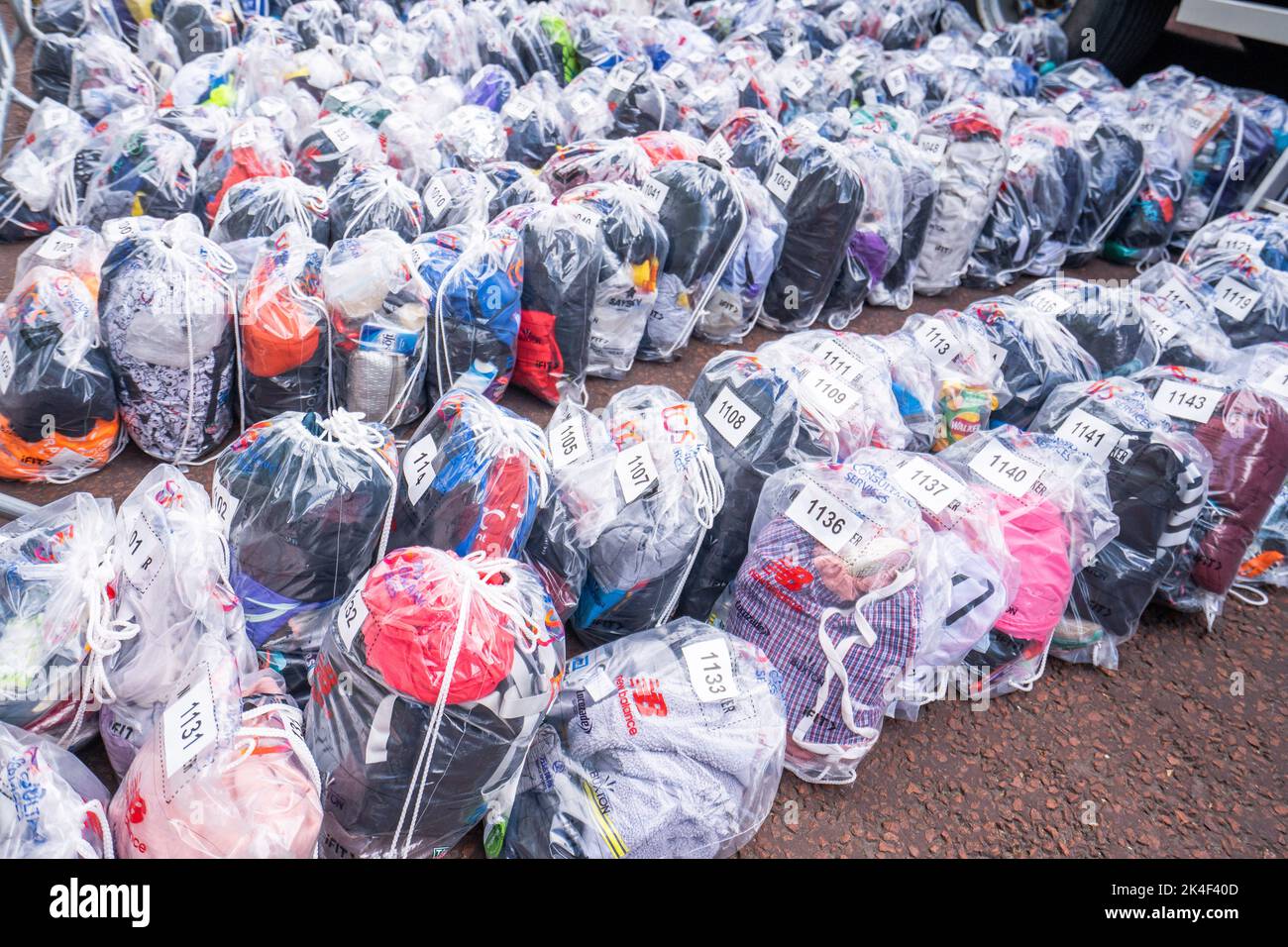 Londra Regno Unito. 2 ottobre 2022 . Migliaia di bagagli appartenenti ai maratoneti vengono contrassegnati e numerati presso il Mall per essere ritirati dopo la gara in quanto più di 40.000 partecipanti, tra cui i corridori d'élite, hanno partecipato alla maratona di Londra su un percorso di 26,2 miglia. Than Credit: amer Ghazzal/Alamy Live News. Foto Stock