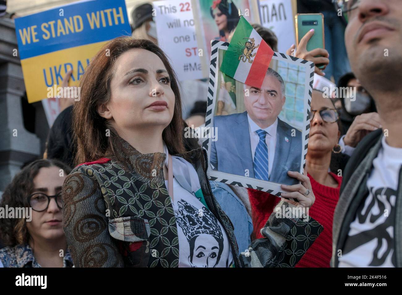 Donna, vita, libertà”: La protesta di Londra sull’Iran attira migliaia di persone per protestare dopo la morte di Mahsa Amini in custodia di polizia 01-10-2022 Foto Stock