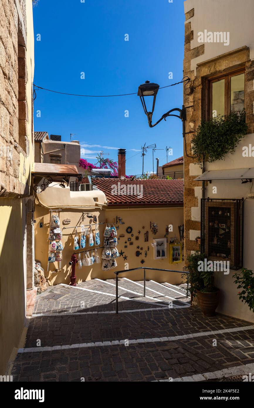 Vicoli stretti nel centro storico di Chania con piccole boutique, caffè e boutique hotel. Foto Stock