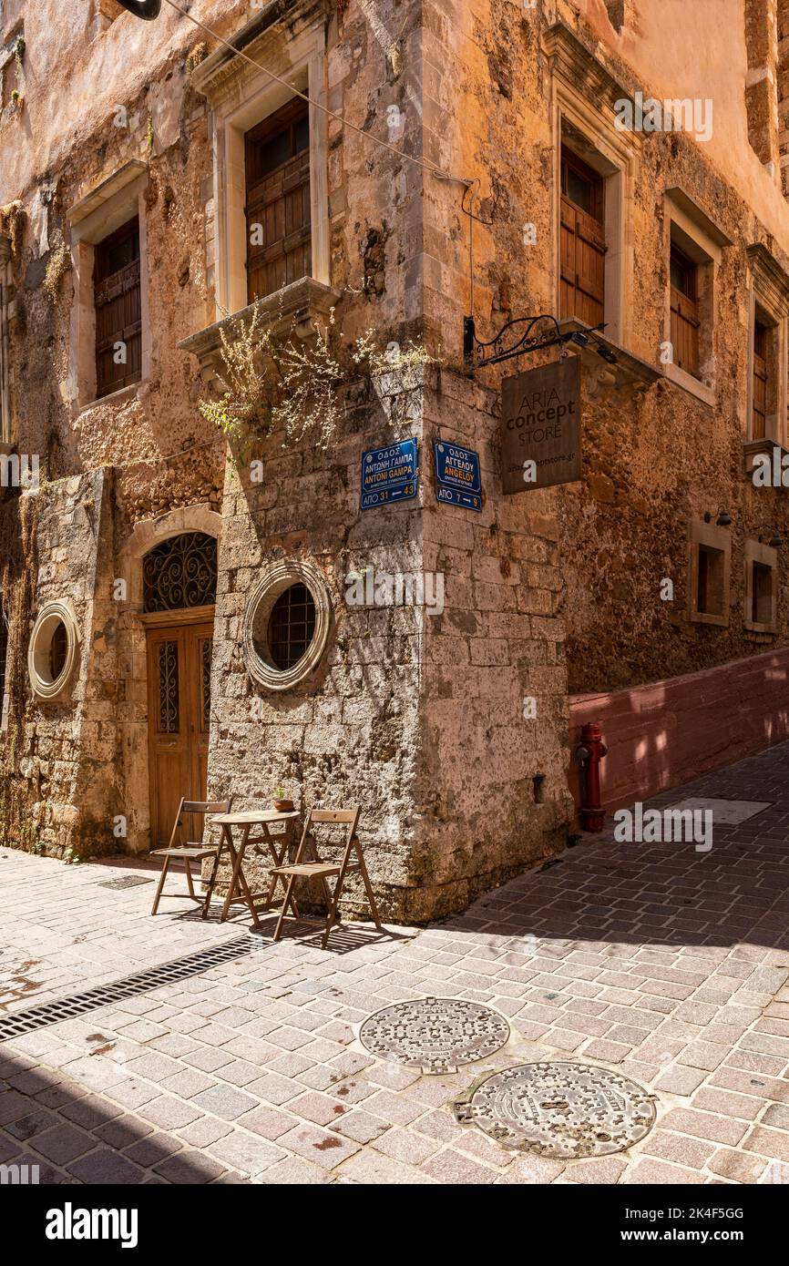 Vicoli stretti nel centro storico di Chania con piccole boutique, caffè e boutique hotel. Foto Stock