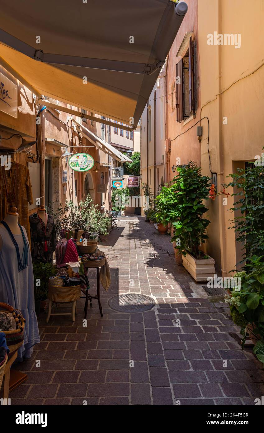 Vicoli stretti nel centro storico di Chania con piccole boutique, caffè e boutique hotel. Foto Stock