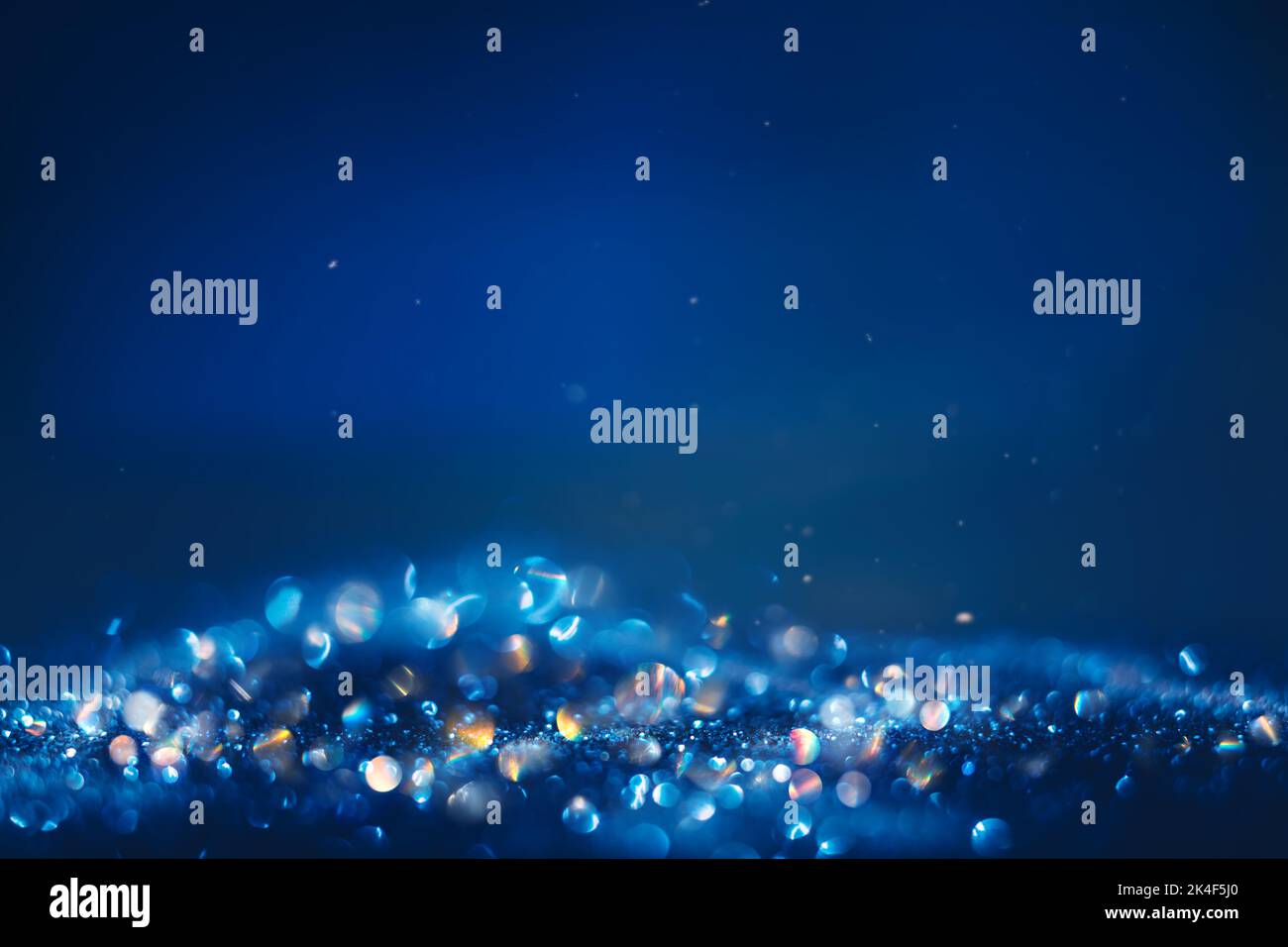 Brillantezza e buio sfocato perle glitter. Natale e sfondo delle vacanze invernali Foto Stock