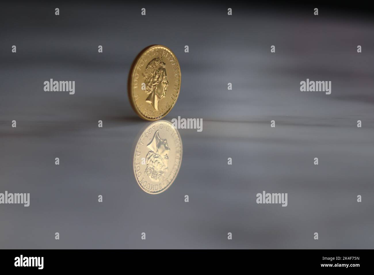 Una moneta d'oro da un'oncia con una denominazione di cento libbre. Regina Elisabetta II in obverso. Riflessione sulla superficie. 1 ml 100 kg circa. 100 GBP. Foto Stock
