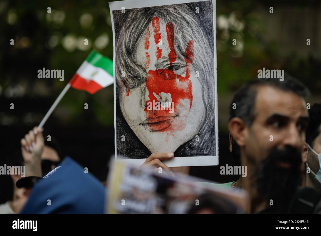 Bucarest, Romania - 1 ottobre 2022: Informazioni sulle persone che protestano contro la morte del Masha Amini iraniano e per i diritti fondamentali delle donne Foto Stock