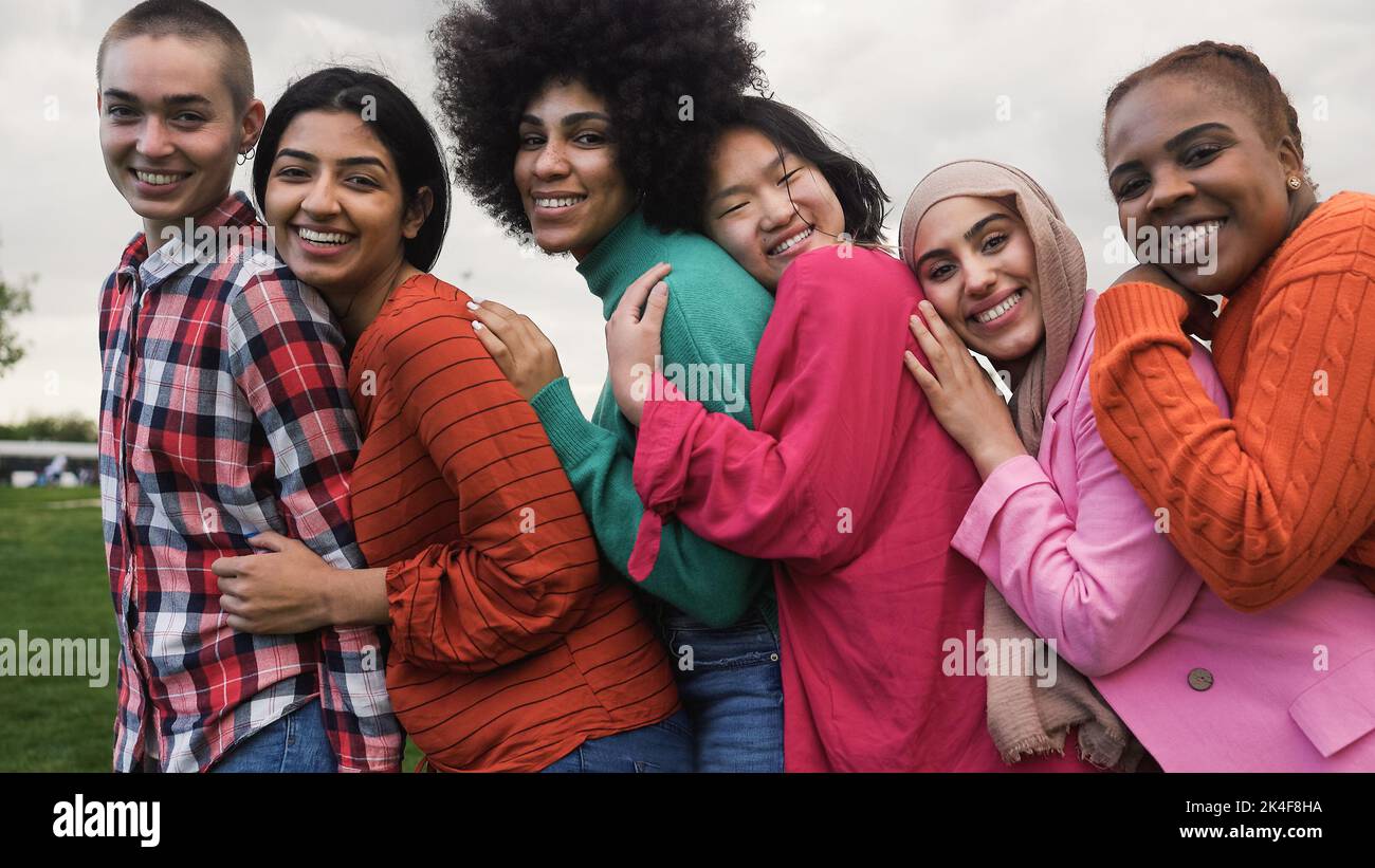 Felice giovane multi etnico donne che si divertono insieme in un parco pubblico - concetto di diversità e amicizia Foto Stock