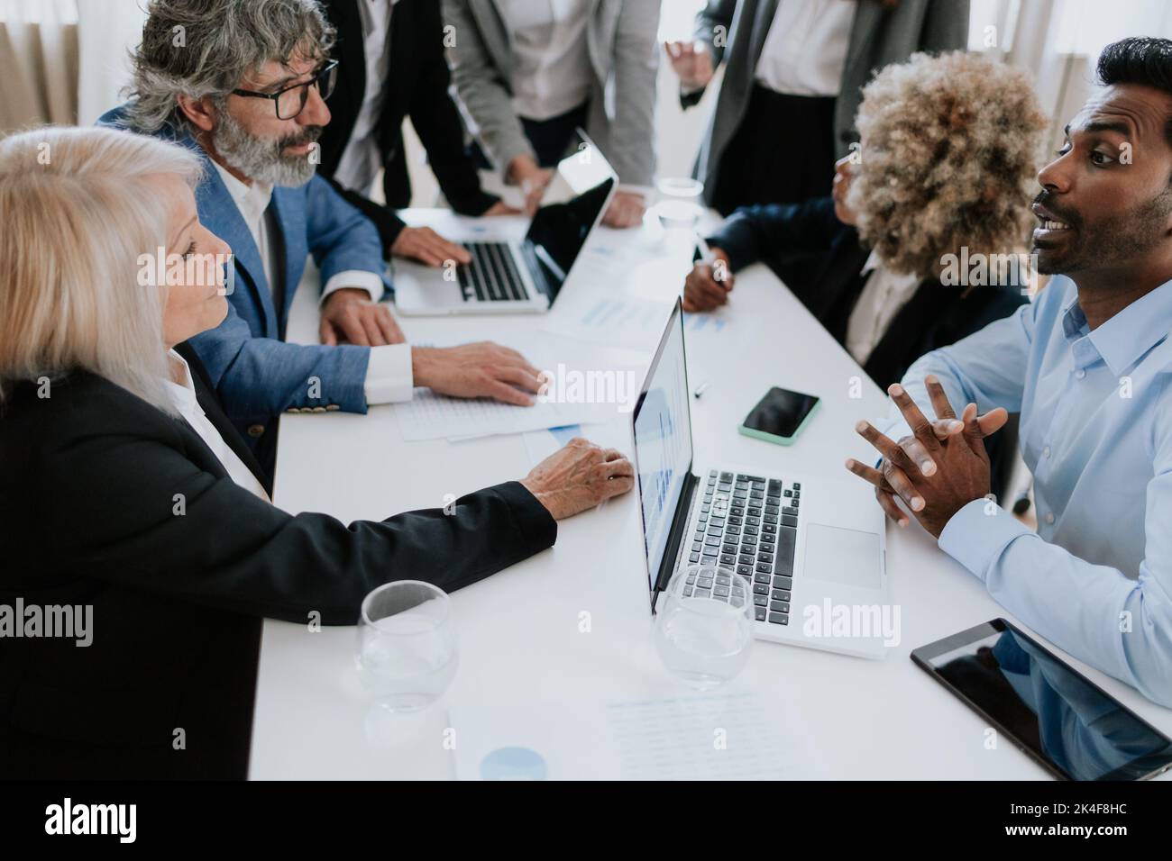 Team aziendale multirazziale che lavora insieme in un ufficio moderno - concetto di imprenditorialità Foto Stock