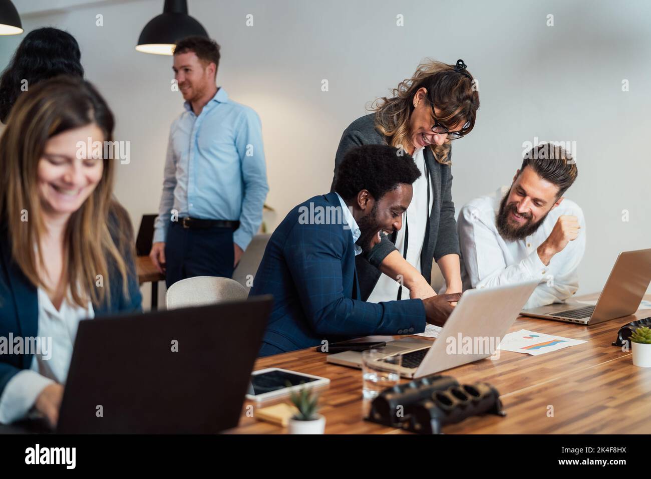 Team aziendale di persone diverse che lavorano all'interno di un ufficio moderno - concetto di imprenditorialità Foto Stock