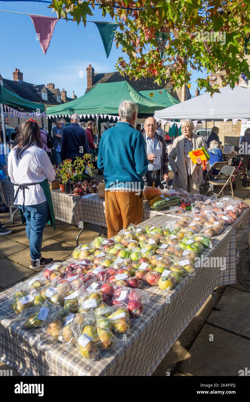 Stallo del mercato in Eynsham Country Market, Market Square, Eynsham, Oxfordshire, Inghilterra, Regno Unito Foto Stock