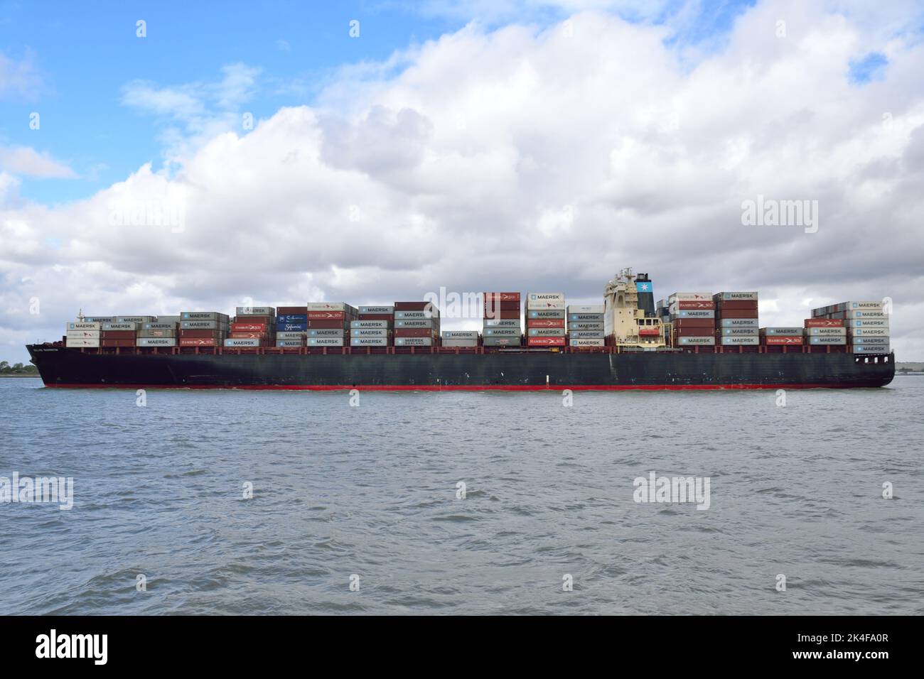 Container Ship SEALAND WASHINGTON si dirige verso l'estuario del Tamigi lungo il tragitto verso il porto DP World London Gateway Foto Stock