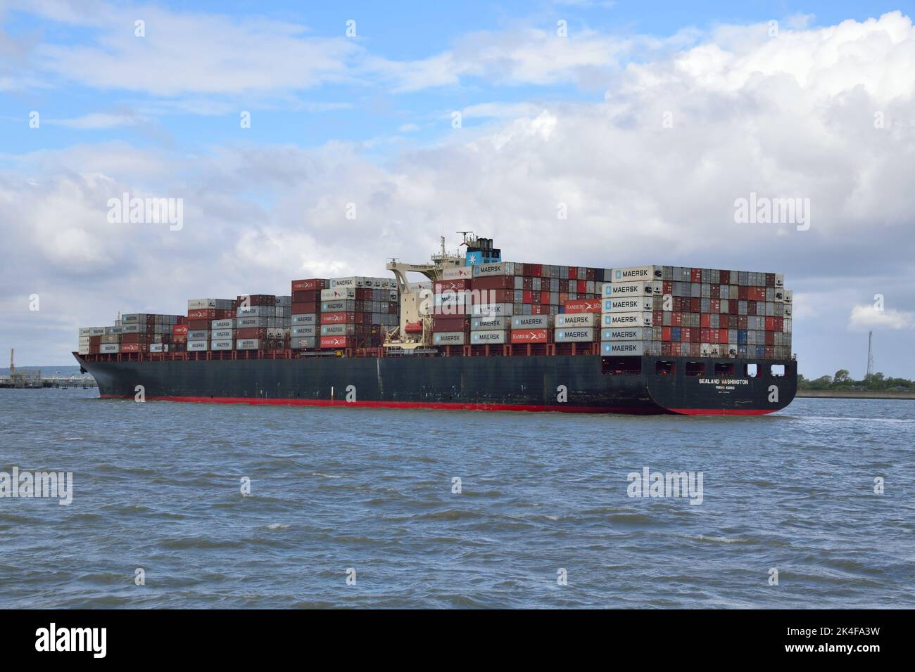 Container Ship SEALAND WASHINGTON si dirige verso l'estuario del Tamigi lungo il tragitto verso il porto DP World London Gateway Foto Stock