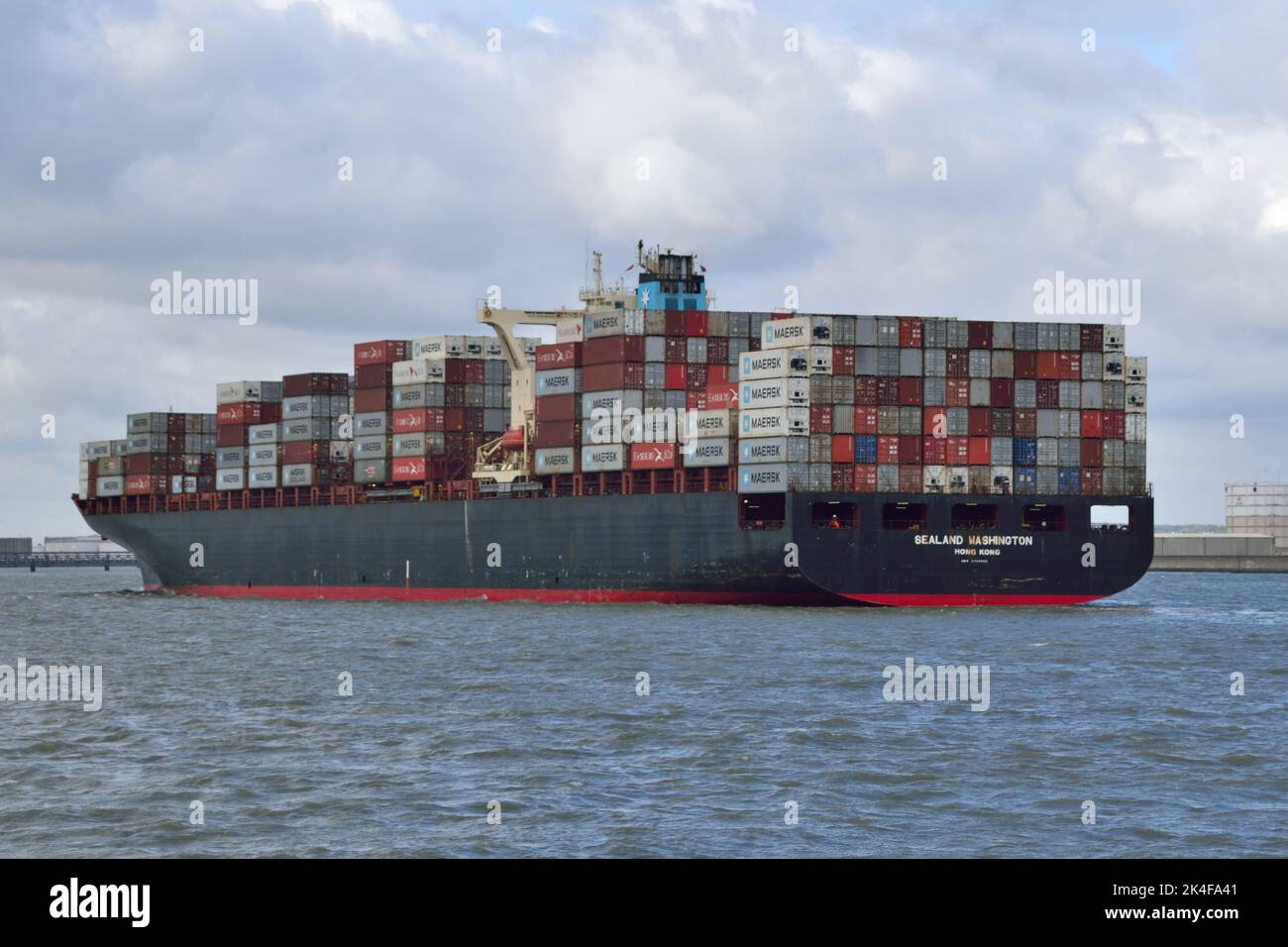 Container Ship SEALAND WASHINGTON si dirige verso l'estuario del Tamigi lungo il tragitto verso il porto DP World London Gateway Foto Stock