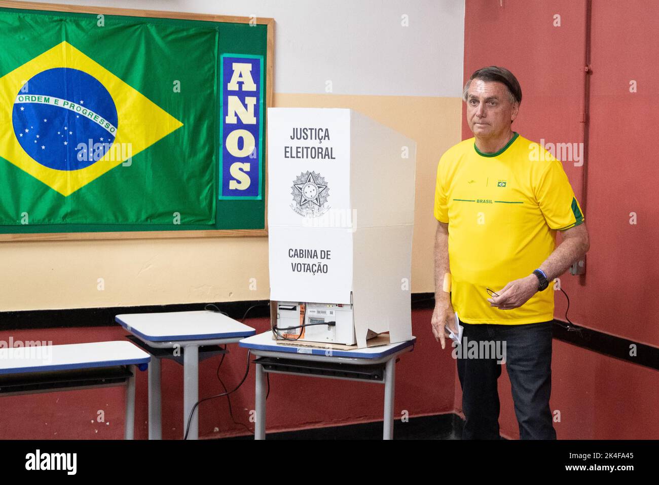 Rio de Janeiro, Brasile. 2nd Ott 2022. Il presidente brasiliano Jair Bolsonaro ha espresso il suo voto in un seggio elettorale a Rio de Janeiro, Brasile, 2 ottobre 2022. Credit: Wang Tiancong/Xinhua/Alamy Live News Foto Stock