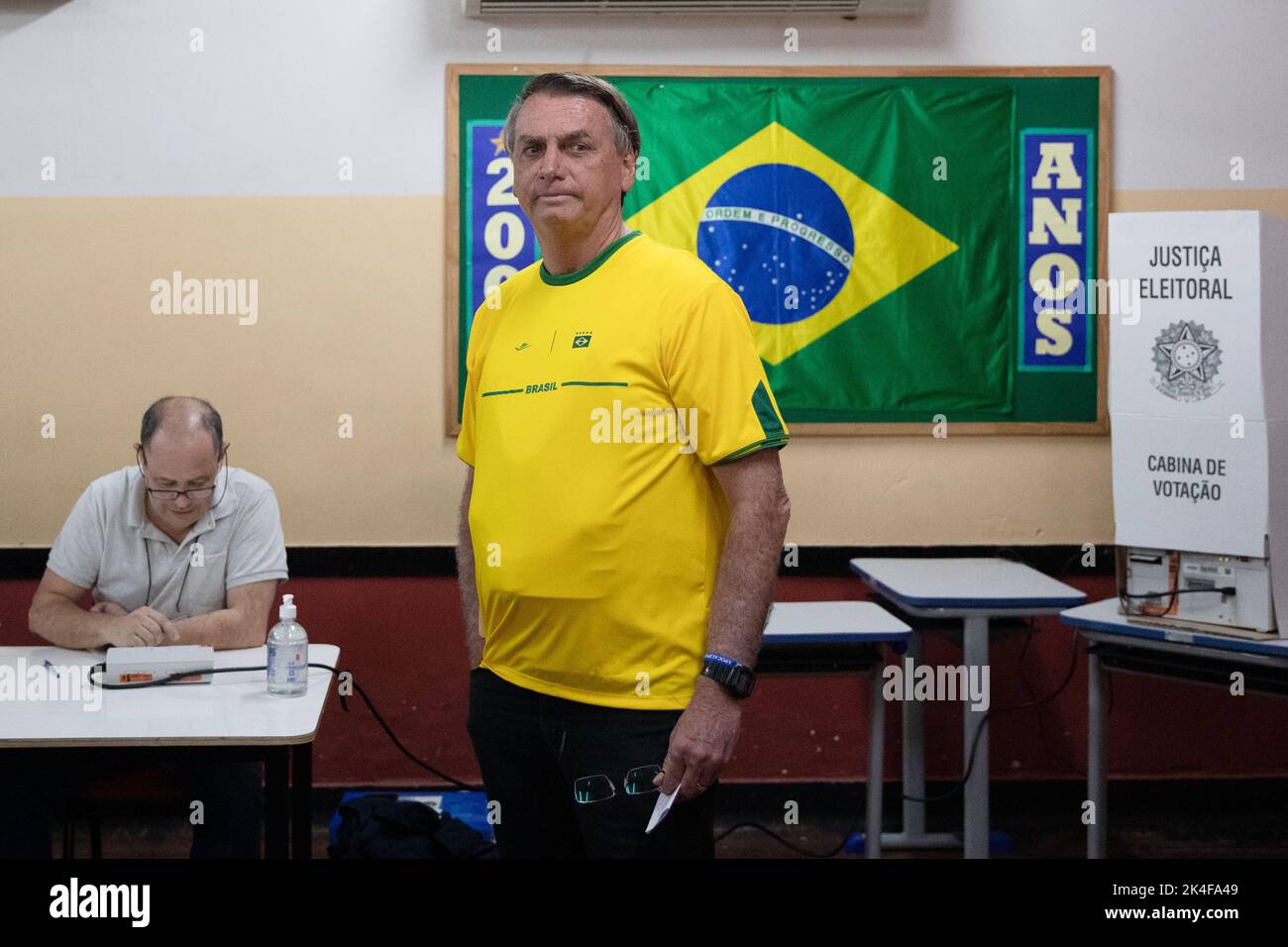 Rio de Janeiro, Brasile. 2nd Ott 2022. Il presidente brasiliano Jair Bolsonaro ha espresso il suo voto in un seggio elettorale a Rio de Janeiro, Brasile, 2 ottobre 2022. Credit: Wang Tiancong/Xinhua/Alamy Live News Foto Stock