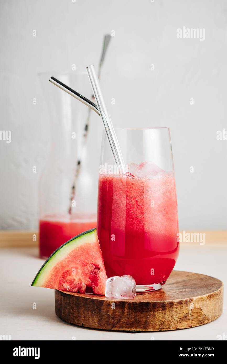 Cocomero rinfrescante Agua fresca bere in un bicchiere con una paglia. Foto Stock