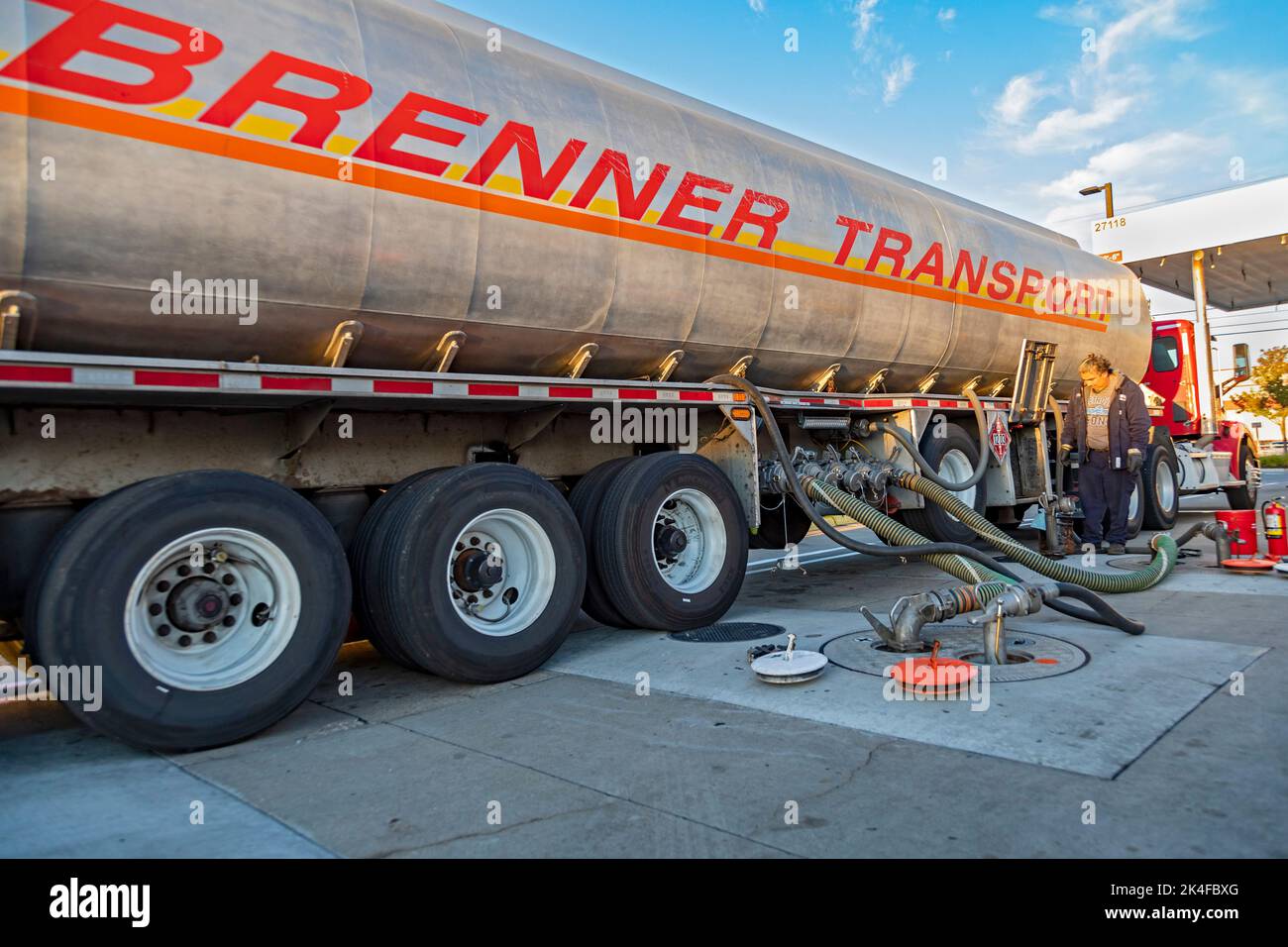 Roseville, Michigan - Un camion della nave cisterna trasporta la benzina ad una stazione di benzina di Costco. Foto Stock