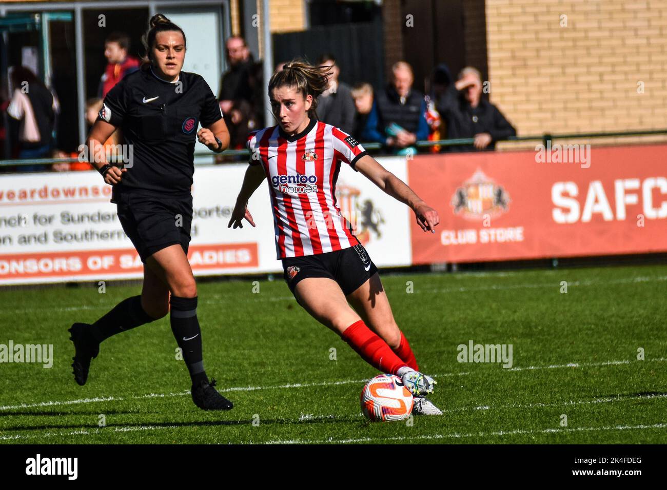 Emily Scarr in azione per le donne Sunderland nella Coppa conti contro le donne Liverpool. Foto Stock