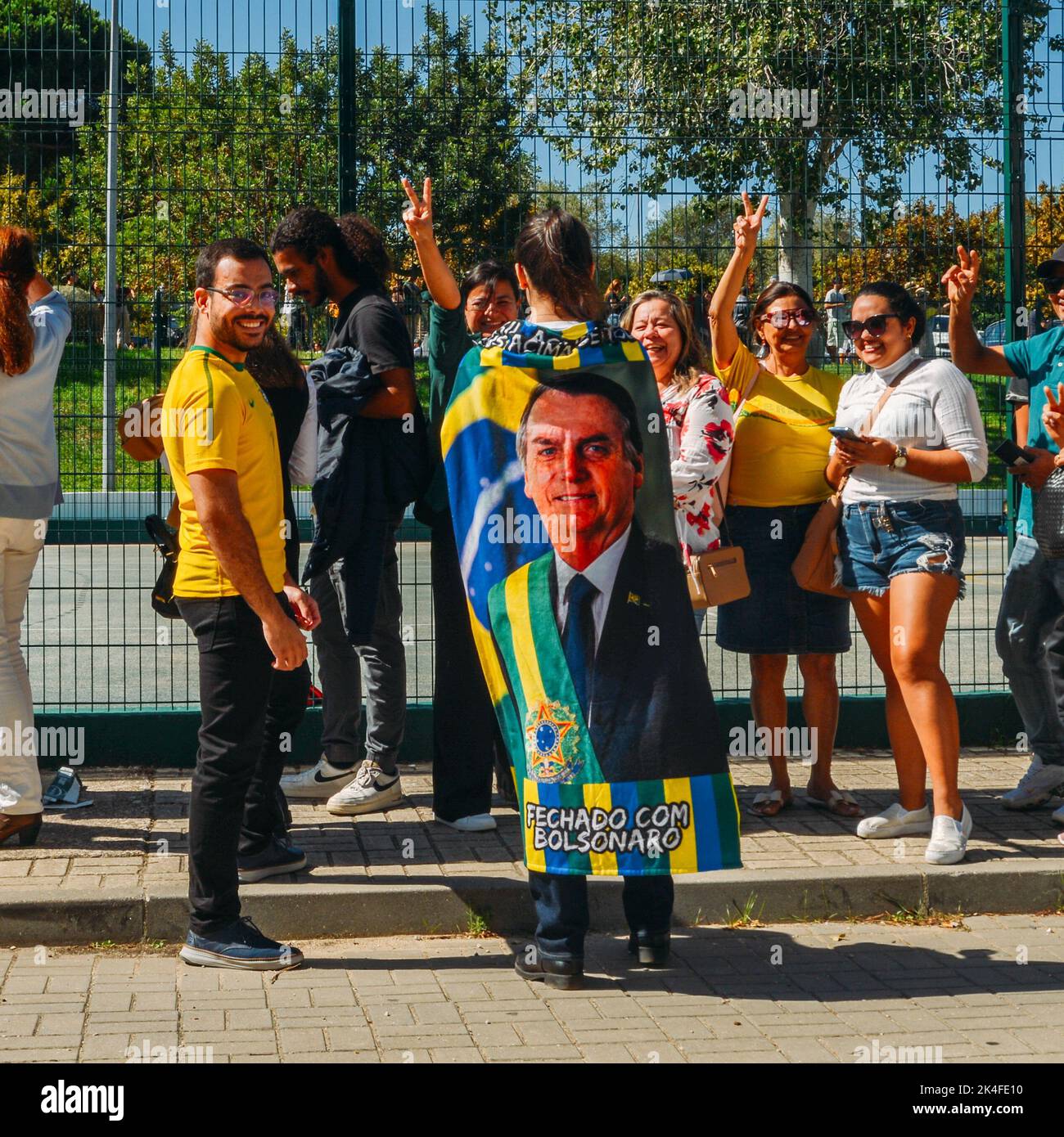 Lisbona, Portogallo. 02nd Ott 2022. I brasiliani sono in coda per votare per il presidente brasiliano all'Università di diritto di Lisbona. Molti sostenitori di Jair Bolsonaro e Luiz Inacio Lula da Silva dimostrano il loro sostegno Credit: Alexandre Rotenberg/Alamy Live News Foto Stock