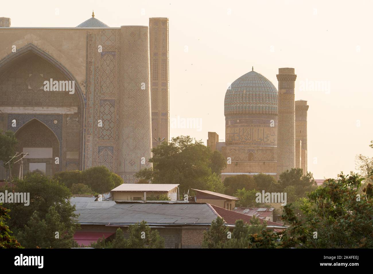 Moschea Bibi-Khanym ripresa da Shah-i-Zinda al tramonto vago Foto Stock