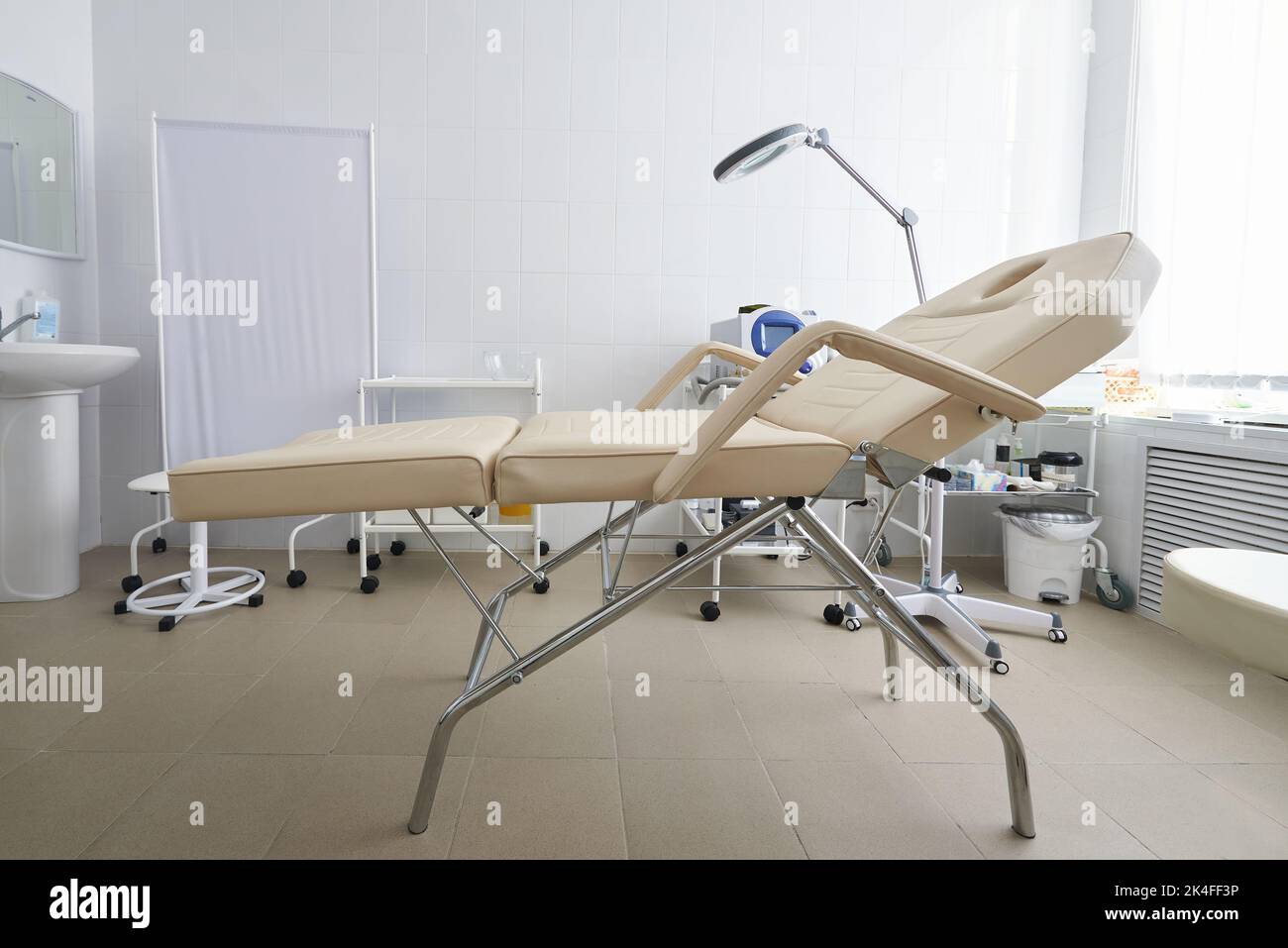 Sala trattamento con lettino in clinica di bellezza. Foto Stock