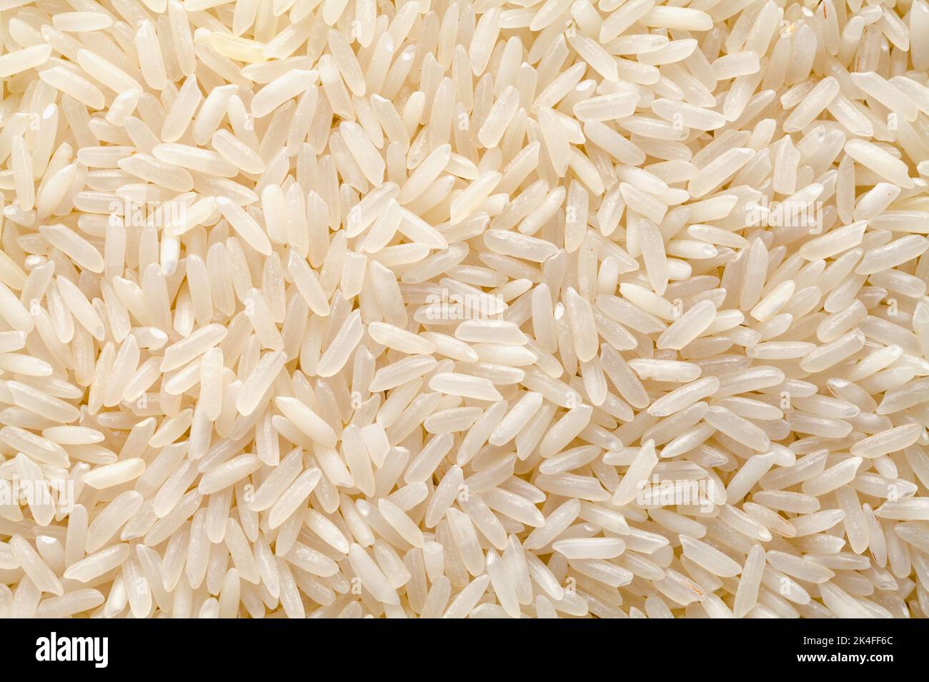 Riso bianco secco a grani lunghi sfondo mattile. Foto Stock