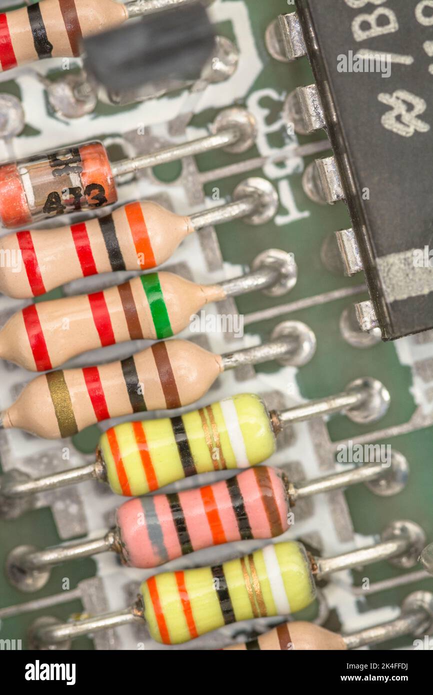 Resistori a film di carbonio e condensatori saldati sulla scheda a circuito stampato di uno spettro ZX Sinclair 1982 16k. Per i componenti elettronici, vecchi calcolatori. Foto Stock