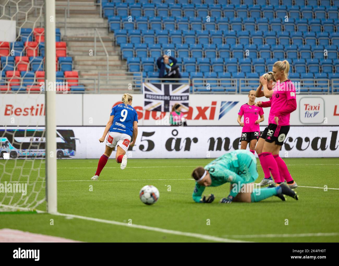 Oslo, Norvegia. 02nd Ott 2022. Oslo, Norvegia, 2nd 2022 ottobre: Elise Thorsnes (9 Valerenga) festeggia dopo aver segnato 1-0 anni durante il gioco a Toppserien tra Valerenga e Rosenborg all'Intility Arena di Oslo, Norvegia (Ane Frosaker/SPP) Credit: SPP Sport Press Photo. /Alamy Live News Foto Stock