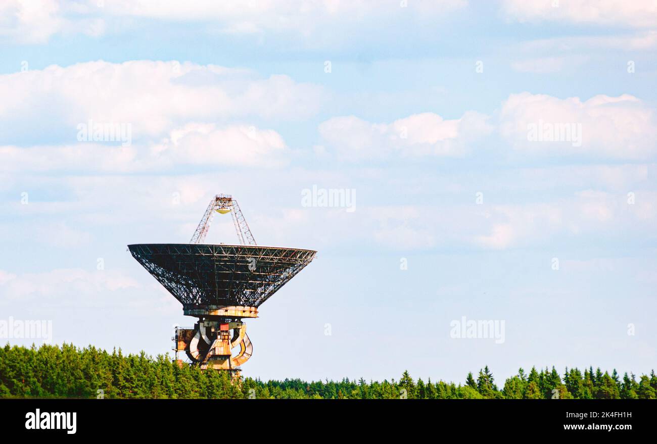 Radio Astronomia Osservatorio con un radiotelescopio RT-64 (TNA-1500) utilizzato per lo studio di pulsar e pianeti del sistema solare, Kalyazin, Russia Foto Stock