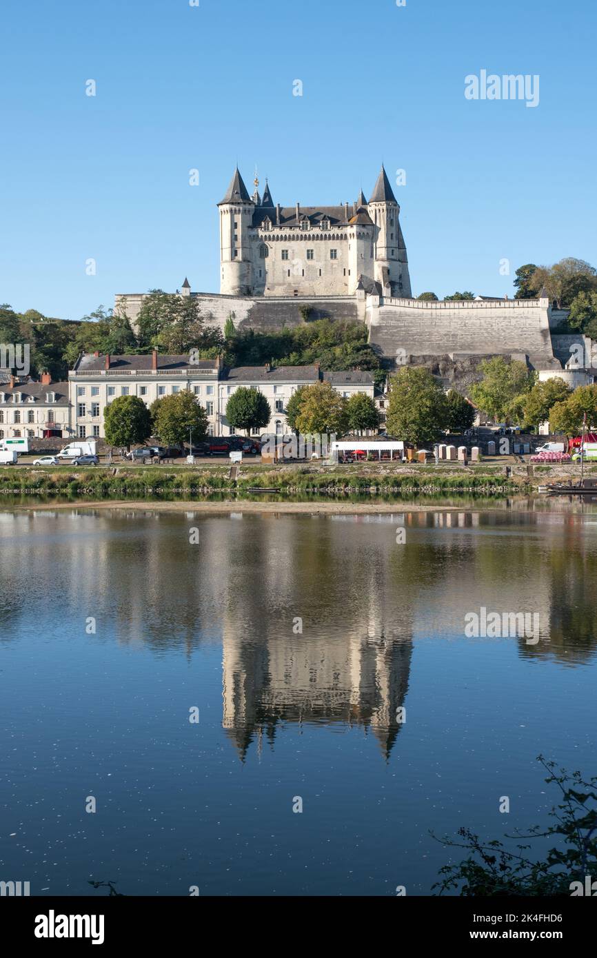 Chateau Saumur visto da l'Île d'Offard Foto Stock