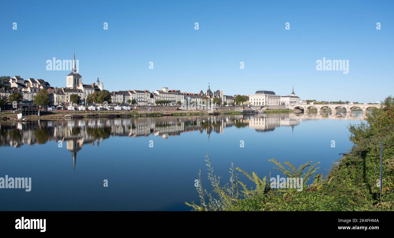 Saumur visto da l'Île d'Offard Foto Stock