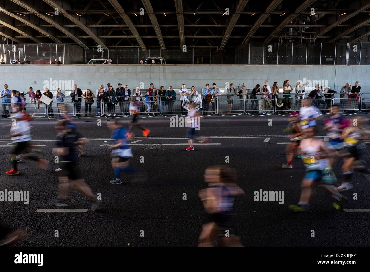 Londra, Regno Unito. 2 ottobre 2022. Gli spettatori guardano i corridori che partecipano alla TCS London Marathon. L'evento 42nd è sponsorizzato quest'anno da Tata Consultancy Services (TCS). 40.000 atleti d'élite, corridori di club e corridori di divertimento partecipano all'evento di massa. Nel 2023, la gara tornerà alla sua consueta data di aprile nel calendario. Credit: Stephen Chung / Alamy Live News Foto Stock