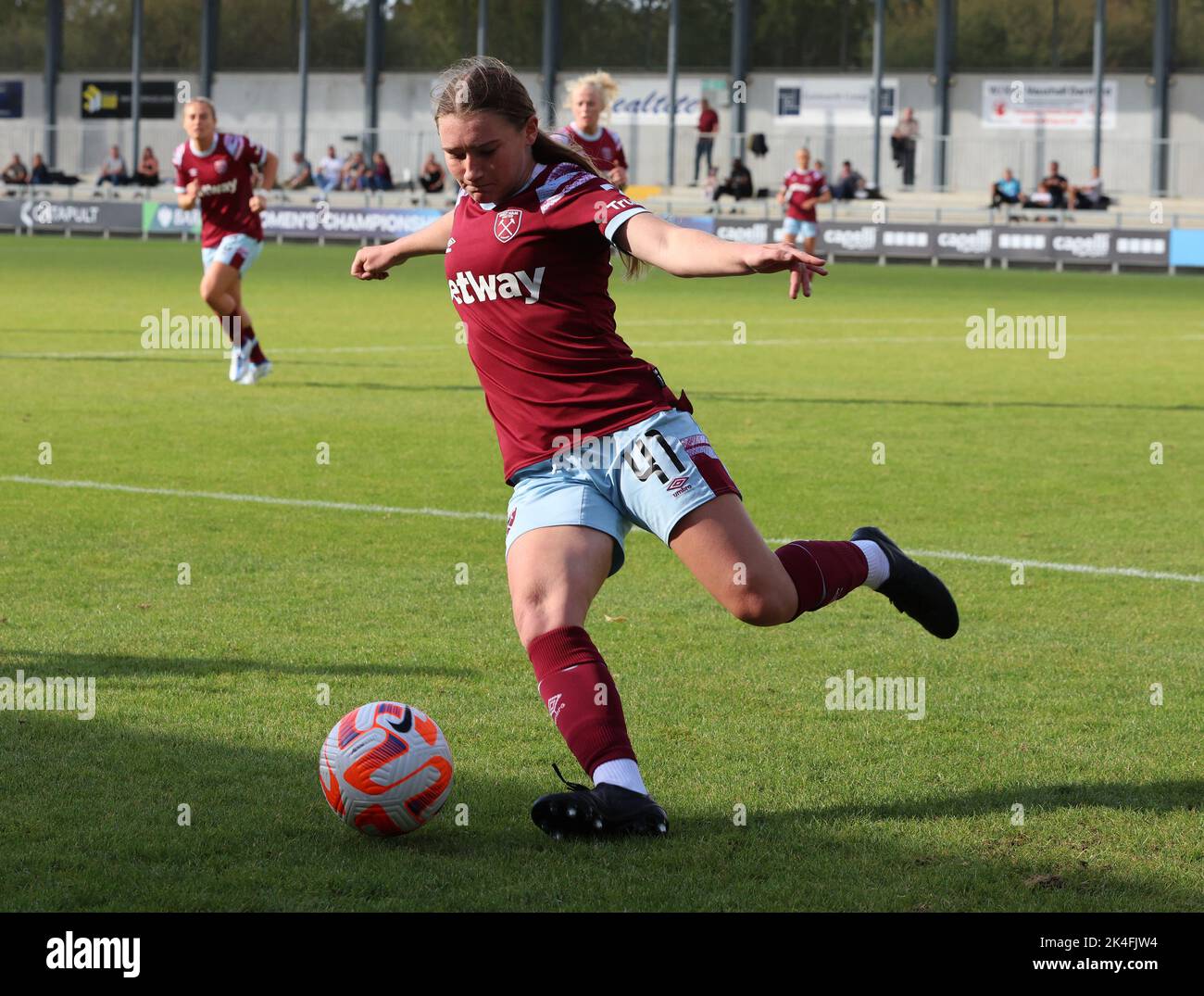 DARTFORD INGHILTERRA - OTTOBRE 02 : Keira Flannery fa il suo debutto completo, diventando il più giovane giocatore del Club ad iniziare una partita competitiva dal Foto Stock