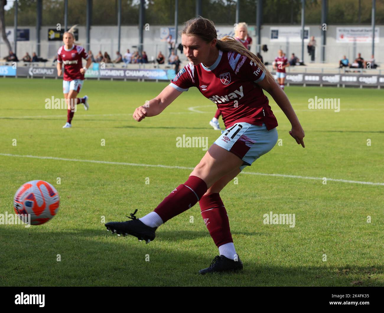 DARTFORD INGHILTERRA - OTTOBRE 02 : Keira Flannery fa il suo debutto completo, diventando il più giovane giocatore del Club ad iniziare una partita competitiva dal Foto Stock