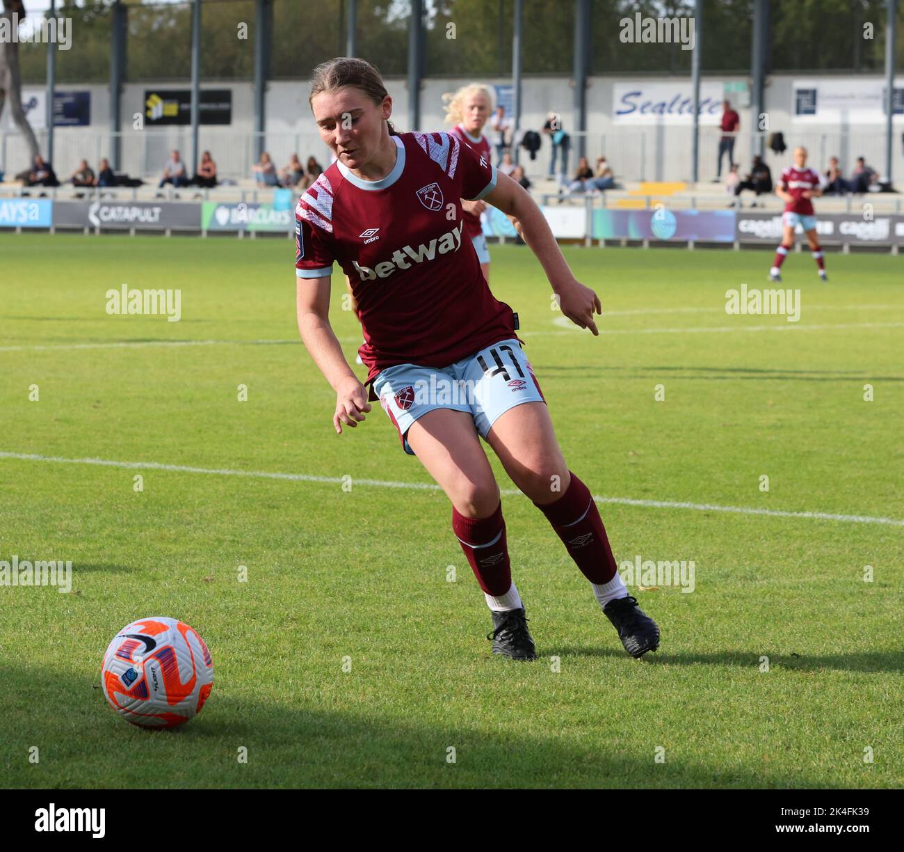 DARTFORD INGHILTERRA - OTTOBRE 02 : Keira Flannery fa il suo debutto completo, diventando il più giovane giocatore del Club ad iniziare una partita competitiva dal Foto Stock