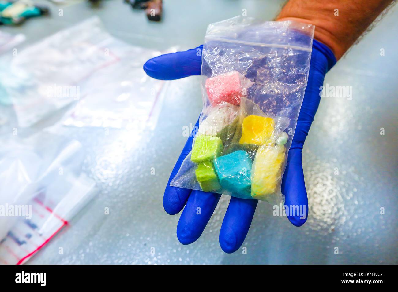 'Rainbow' fentanil è un oppioide sintetico 50-100 volte più forte della morfina commercializzata a giovani e adolescenti come 'dolci Tarts' e altri nomi di strada simili a caramelle. Fentanil è stato sviluppato per il trattamento del dolore nei pazienti oncologici, applicato in un cerotto sulla pelle. A causa delle sue potenti proprietà oppioidi, fentanil è anche deviato per abuso. Il fentanil viene aggiunto all'eroina per aumentarne la potenza, o viene travestito come eroina altamente potente. Molti utenti credono di acquistare eroina e di fatto non sanno di acquistare fentanyl, che spesso provoca decessi per overdose. Foto Stock