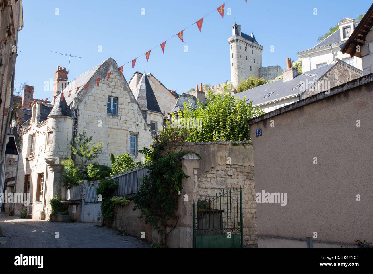Rue Voltaire, centro storico di Chinon Foto Stock