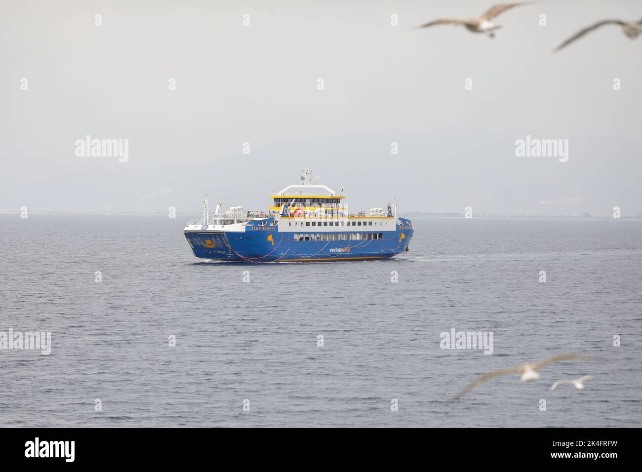 THASSOS, Grecia - 25 agosto 2022: Traghetto che porta le persone e le loro auto dalla Grecia continentale all'isola di Thassos nel Mar Tracio. Foto Stock