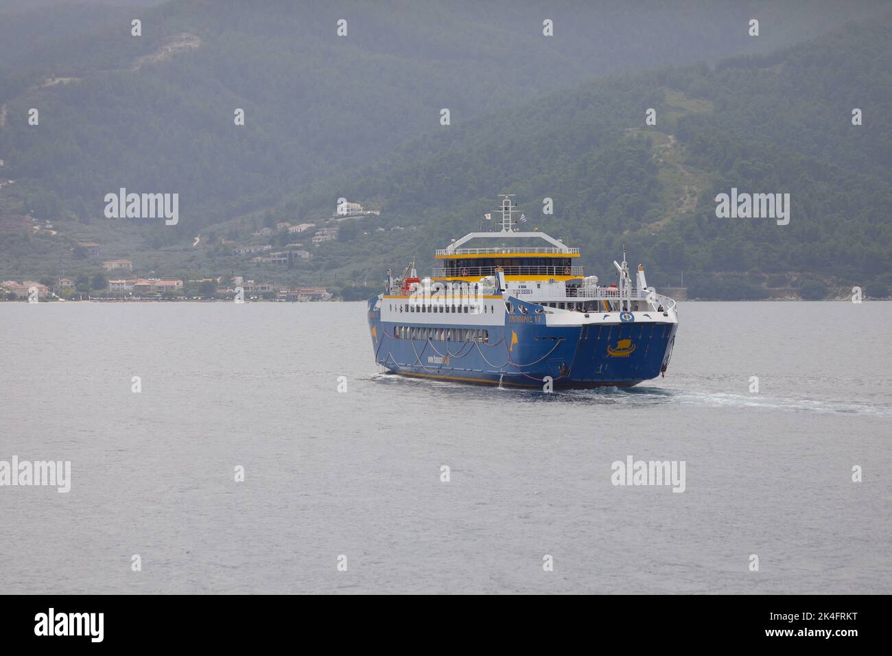 THASSOS, Grecia - 25 agosto 2022: Traghetto che porta le persone e le loro auto dalla Grecia continentale all'isola di Thassos nel Mar Tracio. Foto Stock