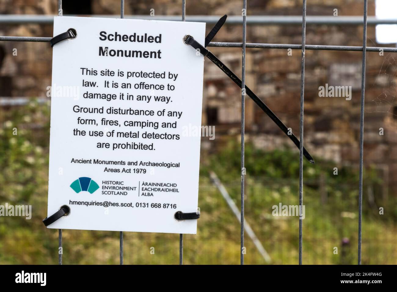 Il cartello programmato Monumento in Scozia mette in guardia contro il campeggio e l'uso di metal detector. Foto Stock