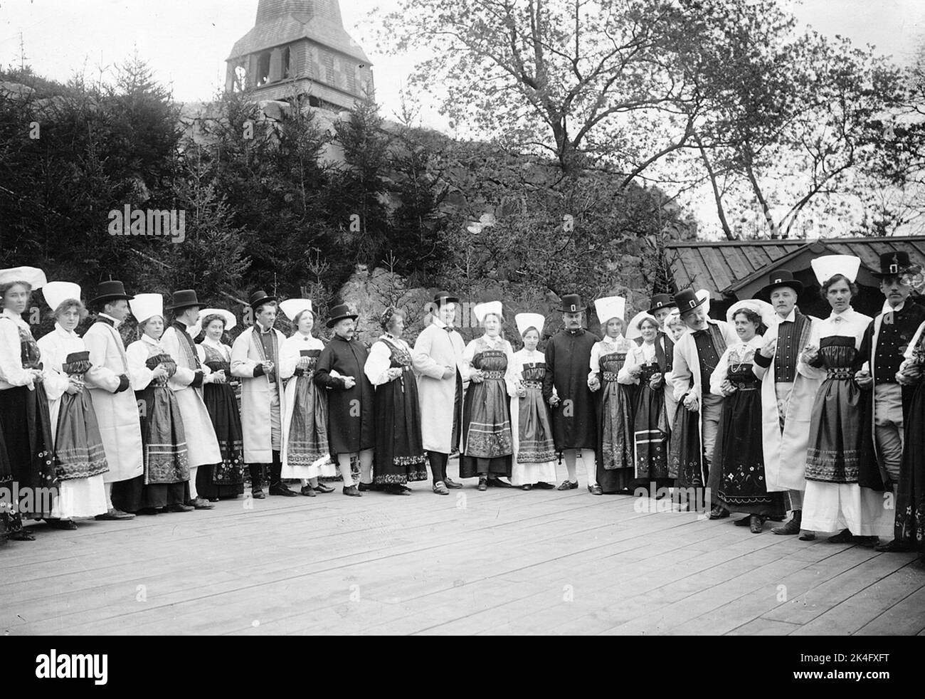 La borsa di studio Folkbled, il primo anello, alla festa primaverile 1904 di Skansen, al Summer Theater di Nedre Solliden. La signora Hulda Garborg appare nel suo costume norvegese tra due lunghi cappotti. Nordico Foto Stock
