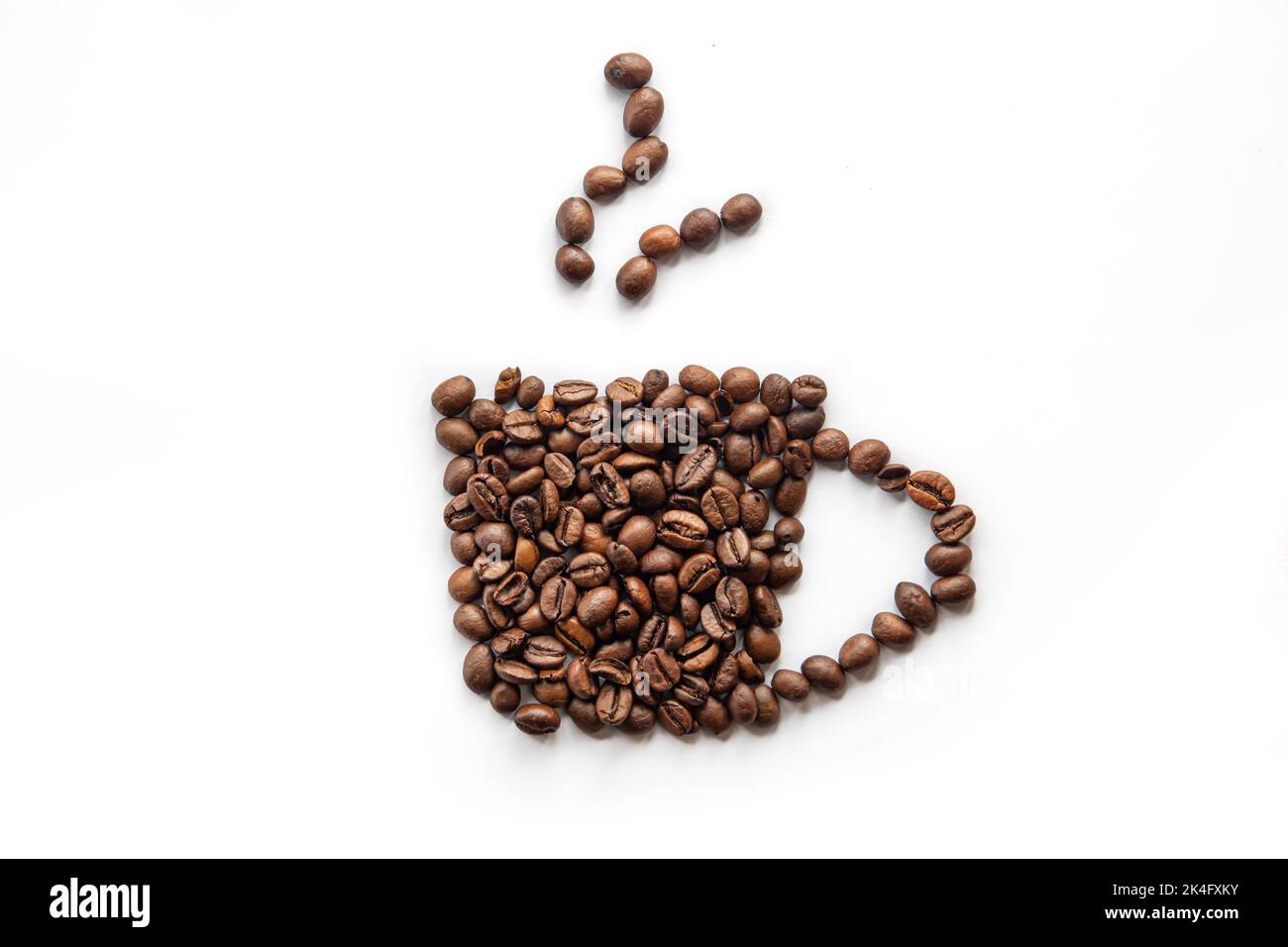 Tazza di caffè stilizzata con chicchi di caffè, piatto. Foto Stock