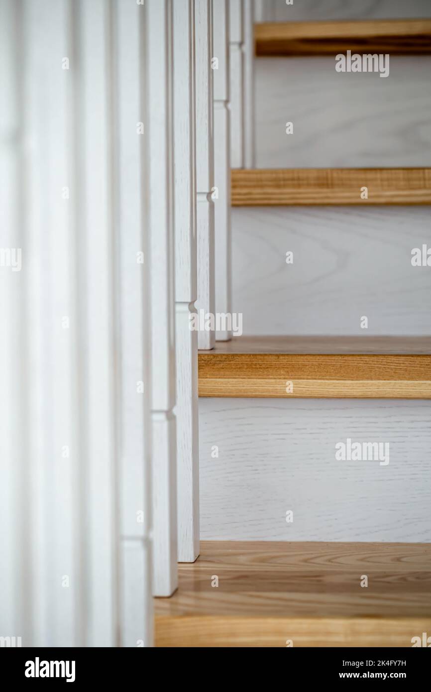 Scala bianca in legno all'interno della casa, particolare. Foto Stock